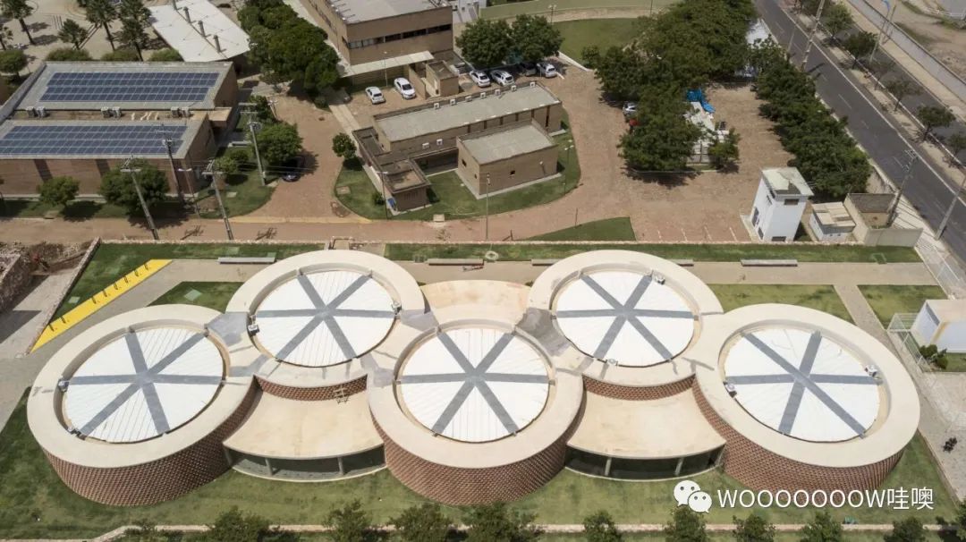 巴西 Unileão 大学体育馆 | 砖纹理与绿意空间的巧妙结合-7