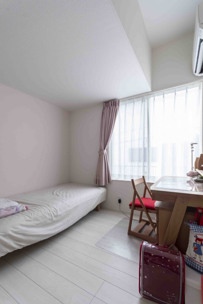 屋根形状とレベル差を活用　家族がゆるやかにつながる屋根裏のような居住空間 | Style of Life | 100%LiFE-9