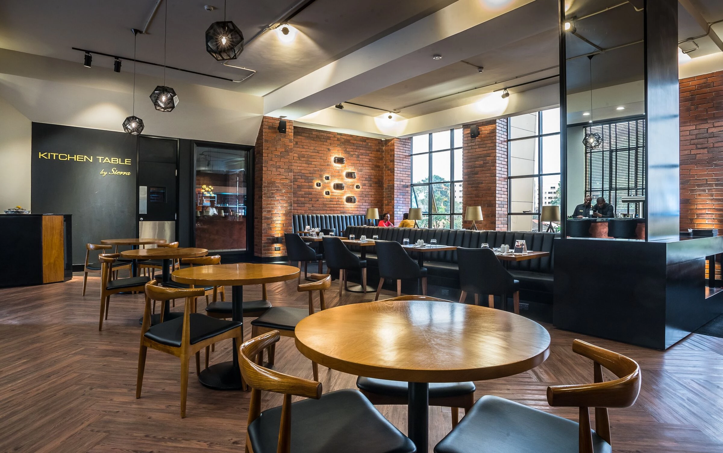 纽约风格餐厅设计，展现红砖、皮革与黑白的魅力-15