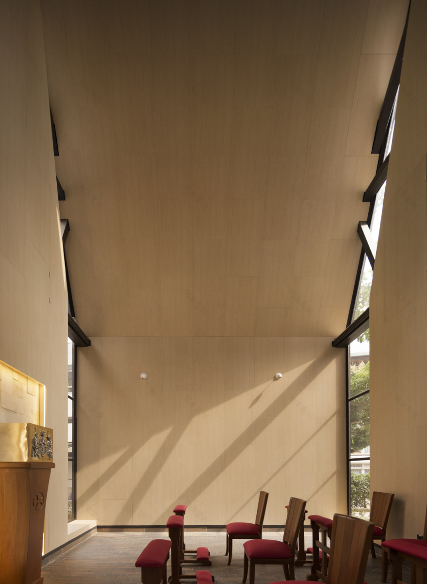 折叠屋顶下的绿意教堂-43