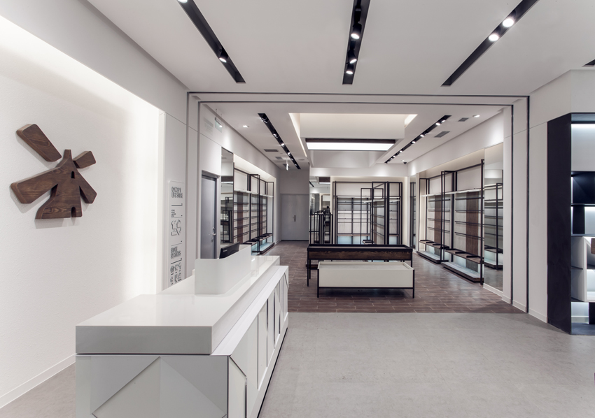 成都热风太古里形象店 | 突破传统，打造深色时尚空间-19