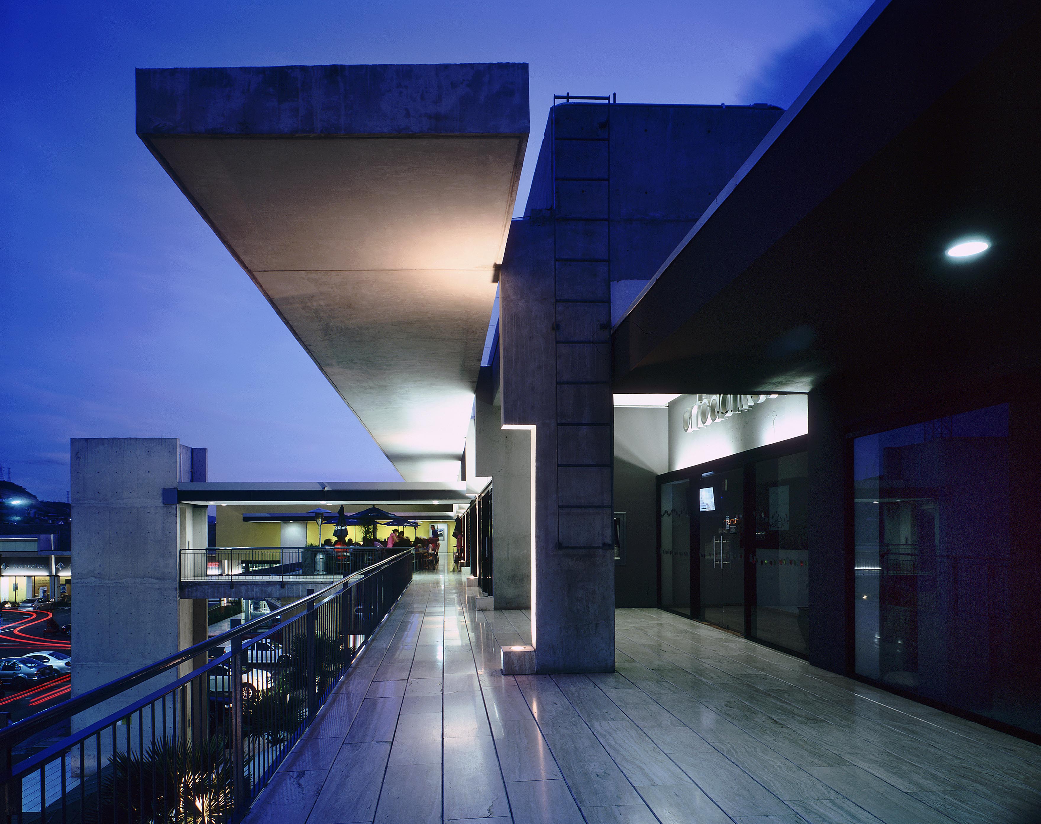 利用地形优势打造的商业中心-9