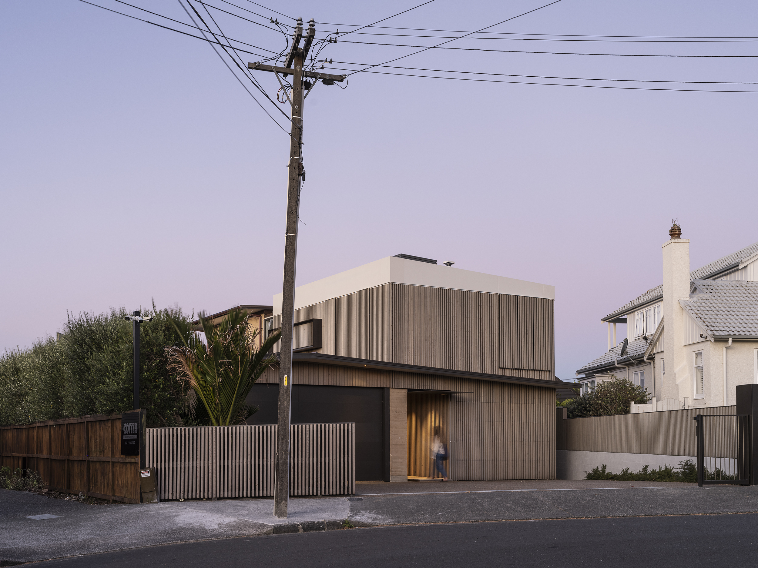 土屋；土房；地屋

注：Earth House常见有表示用泥土等建造的房屋这类意思，土屋土房较为契合生活中常见说法；地屋在一些特定语境下表达建在地面下或与土地紧密结合的房屋也合理，由于不清楚具体语境，难以给出绝对唯一准确翻译，如果有更详细语境信息，烦请提供 丨新西兰奥克兰丨Adele McNab Architects-0