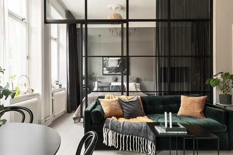 42 平米现代公寓的玻璃隔断、绿色 velvet sofa 设计亮点-1