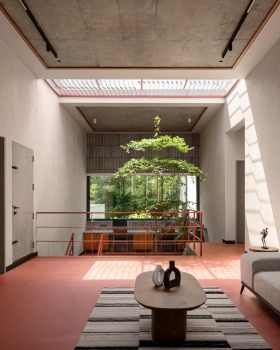 MRIYA可音译为姆里亚 ，整句翻译为：姆里亚红房子丨印度丨i2a Architects Studio