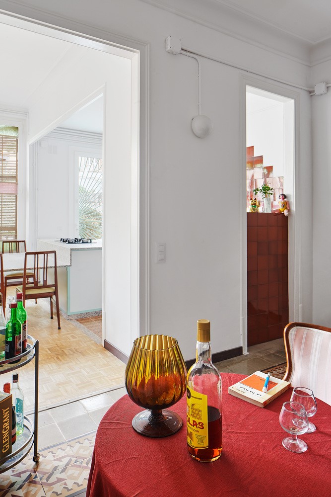 巴塞罗那 Verdi 街 140 平米翻修 | 瓷砖与桌子的空间对话-12