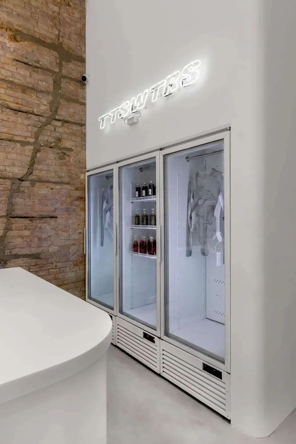 TTSWTRS 陈列室与咖啡店丨乌克兰敖德萨丨Aisel Architects-13