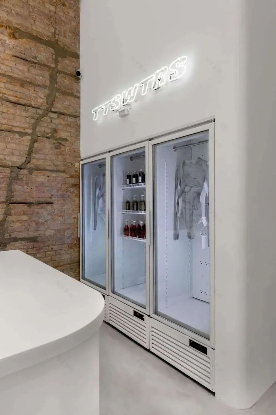 TTSWTRS 陈列室与咖啡店丨乌克兰敖德萨丨Aisel Architects-13