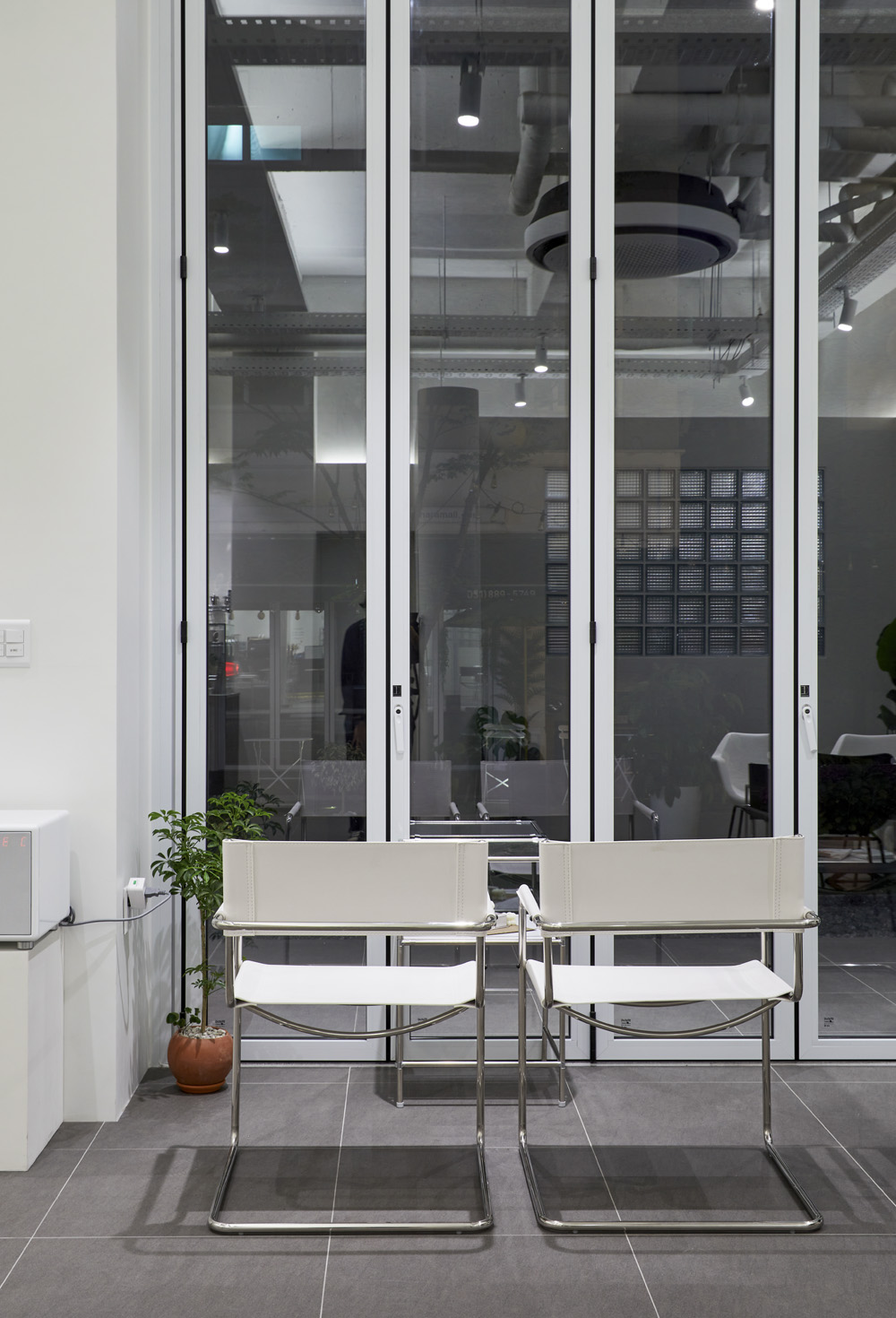 21 平现代黑白风格咖啡厅设计-12