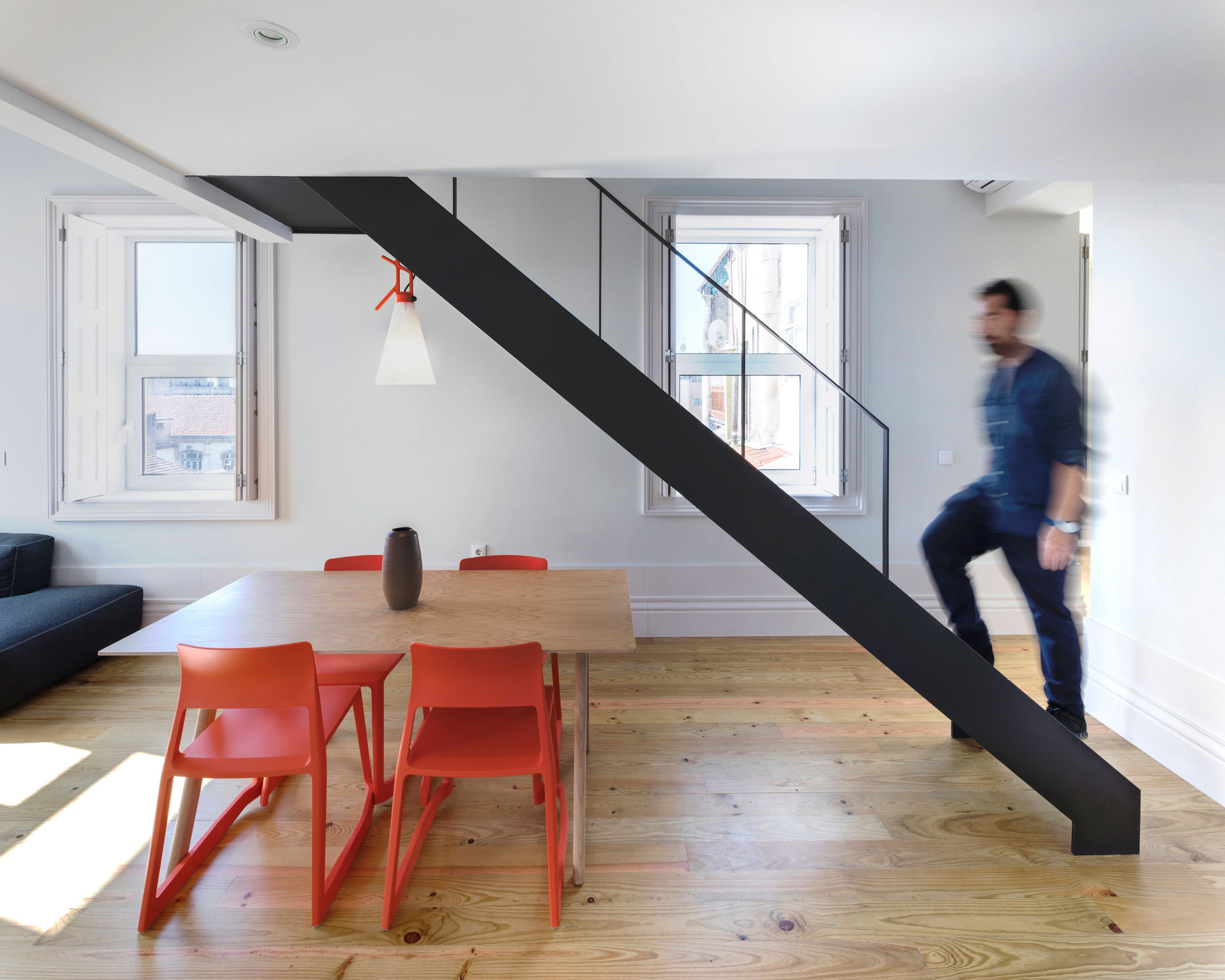 历史中心 19 世纪联排别墅改造，黑白对比展现现代魅力-1