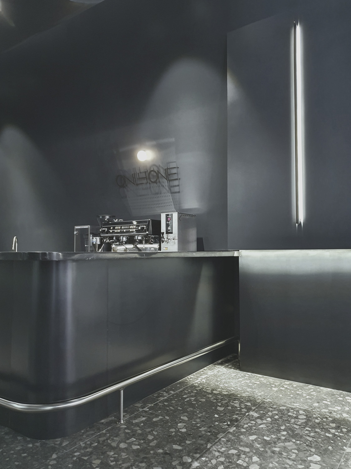 十平米咖啡厅，照明点亮黑色调的神秘空间-2