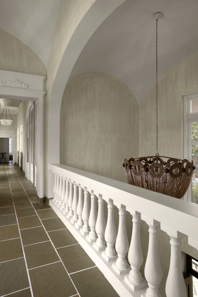 鸡蛋花庄园

注：Frangipani常见指鸡蛋花 ，Estate有庄园、地产等意思，结合语境这里翻译为鸡蛋花庄园较为合适 丨FADD Studio-46