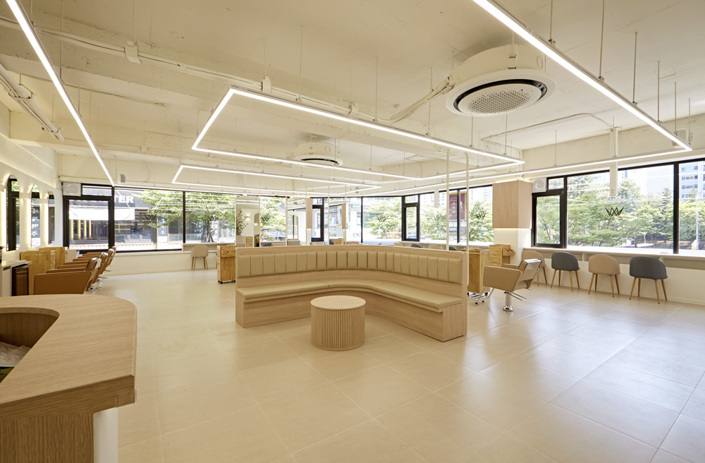 白色与木质的美容院设计-3