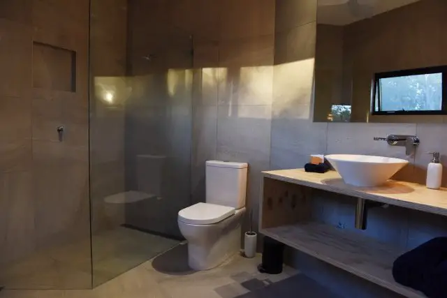 废旧集装箱变身时尚度假屋-7