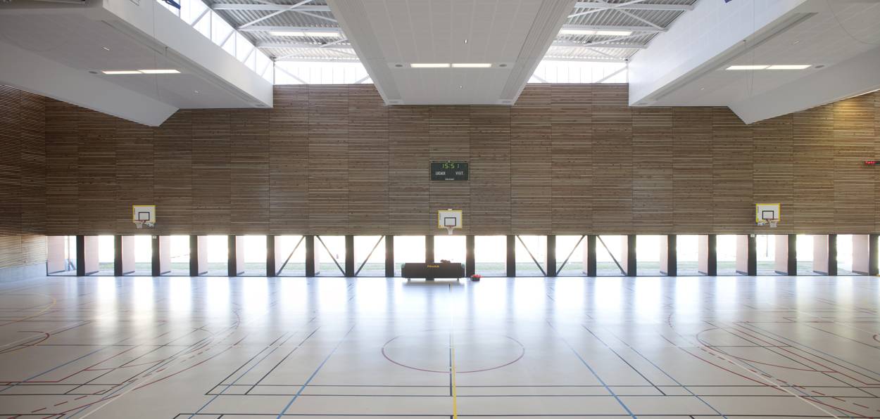 运动员马塞尔·帕尼奥尔综合体

注：不太明确这里Comple·e是不是拼写有误，如果是Complexe ，在体育等语境里常可理解为综合体（建筑群等场地概念） 丨Studio Gardoni-4