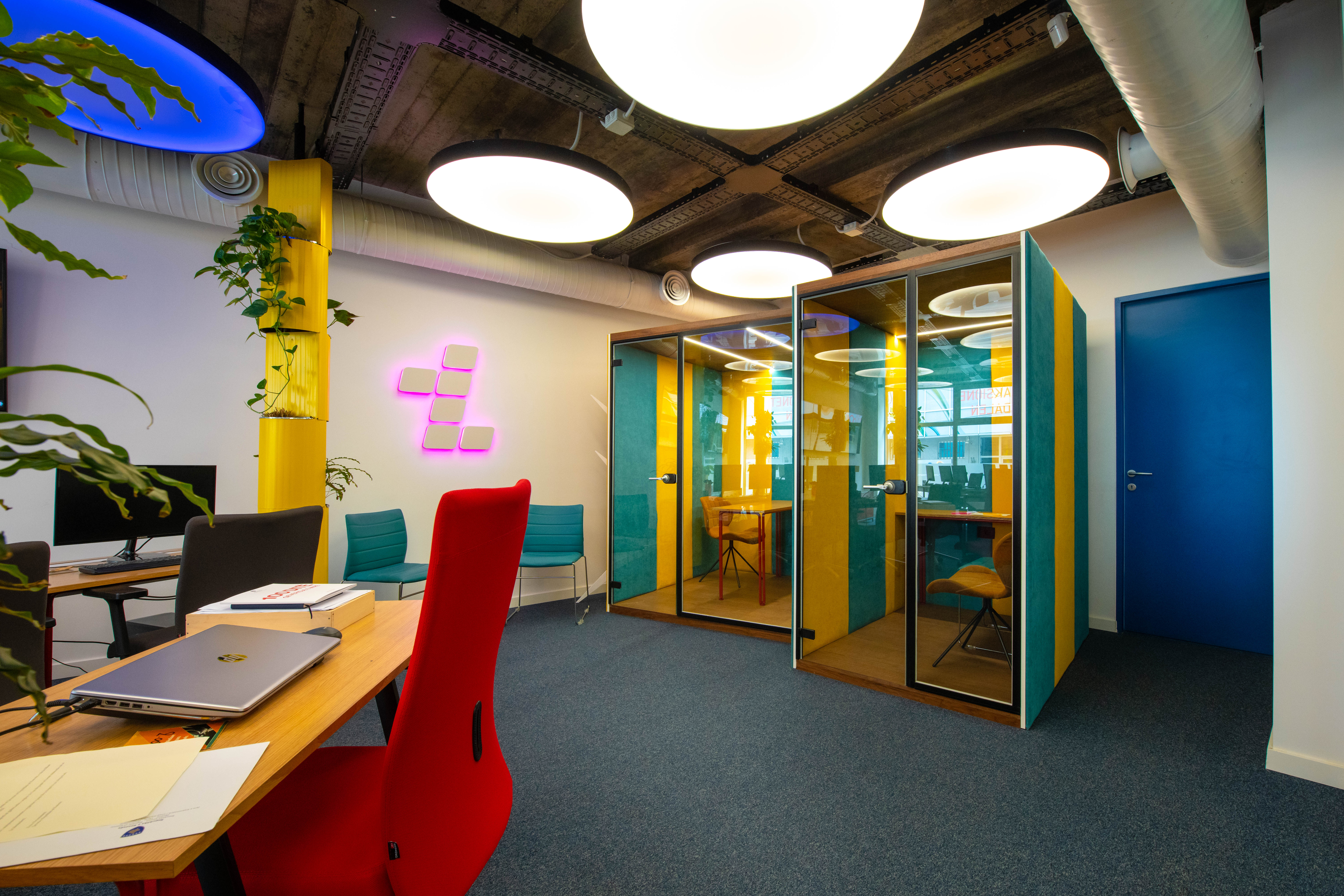 科技隐形的纽带——Telegrafi 办公室设计-15