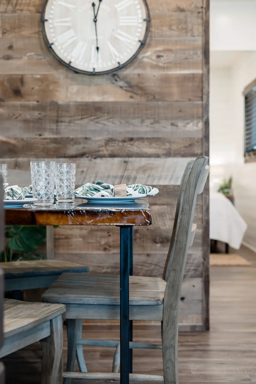 42m2 集装箱度假屋 | 现代设计与百年木料的完美融合-10