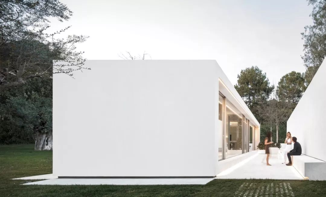 极简主义设计，葡萄牙里斯本的通透空间美学-0