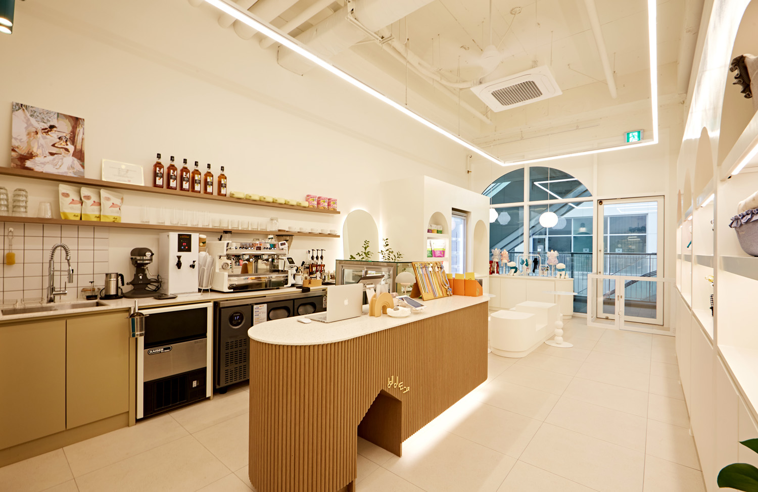 白色与木色的极简之美 | 13 坪小空间的餐厅设计-8