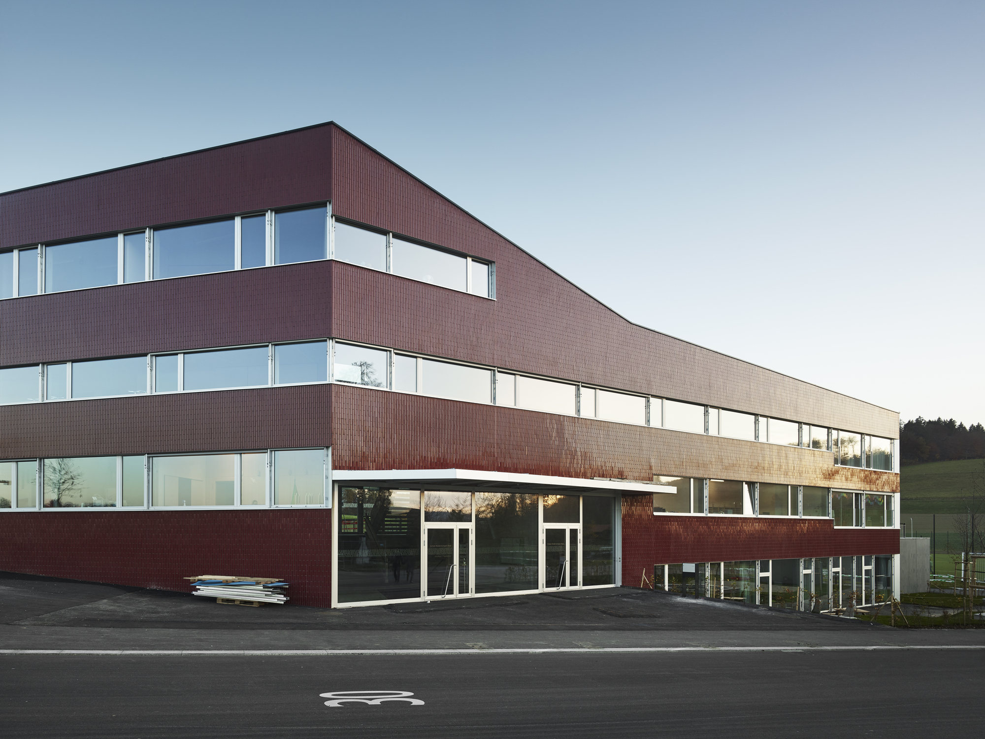 NiederwangenRied 学校和运动场丨瑞士丨BüningPfaue Kartmann Architekten-31