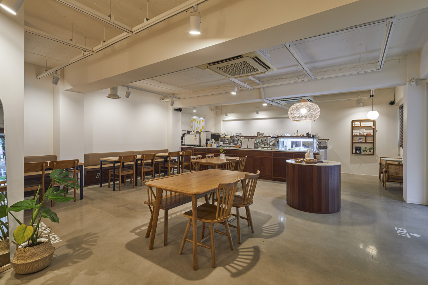 25 坪简约咖啡厅，诠释白色与原木的温馨魅力-3