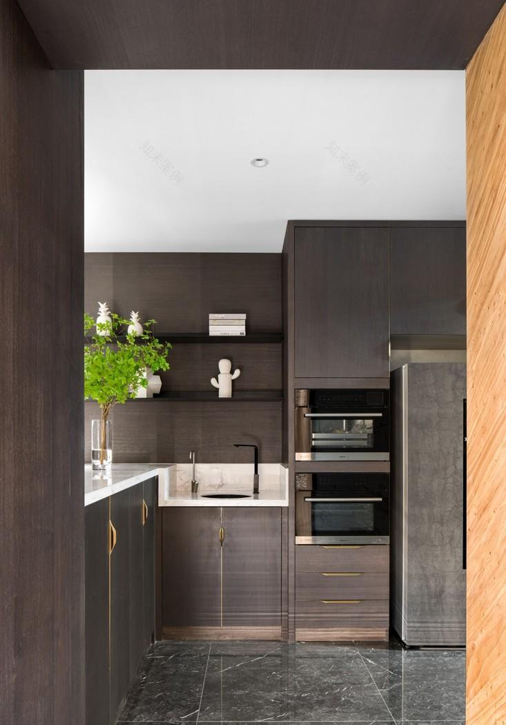 异形屋顶下的现代生活空间-12