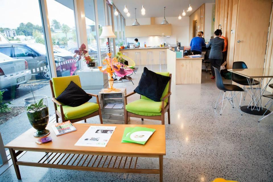 汉密尔顿新芽儿童中心 · 公园中的白色木箱幼儿园-12