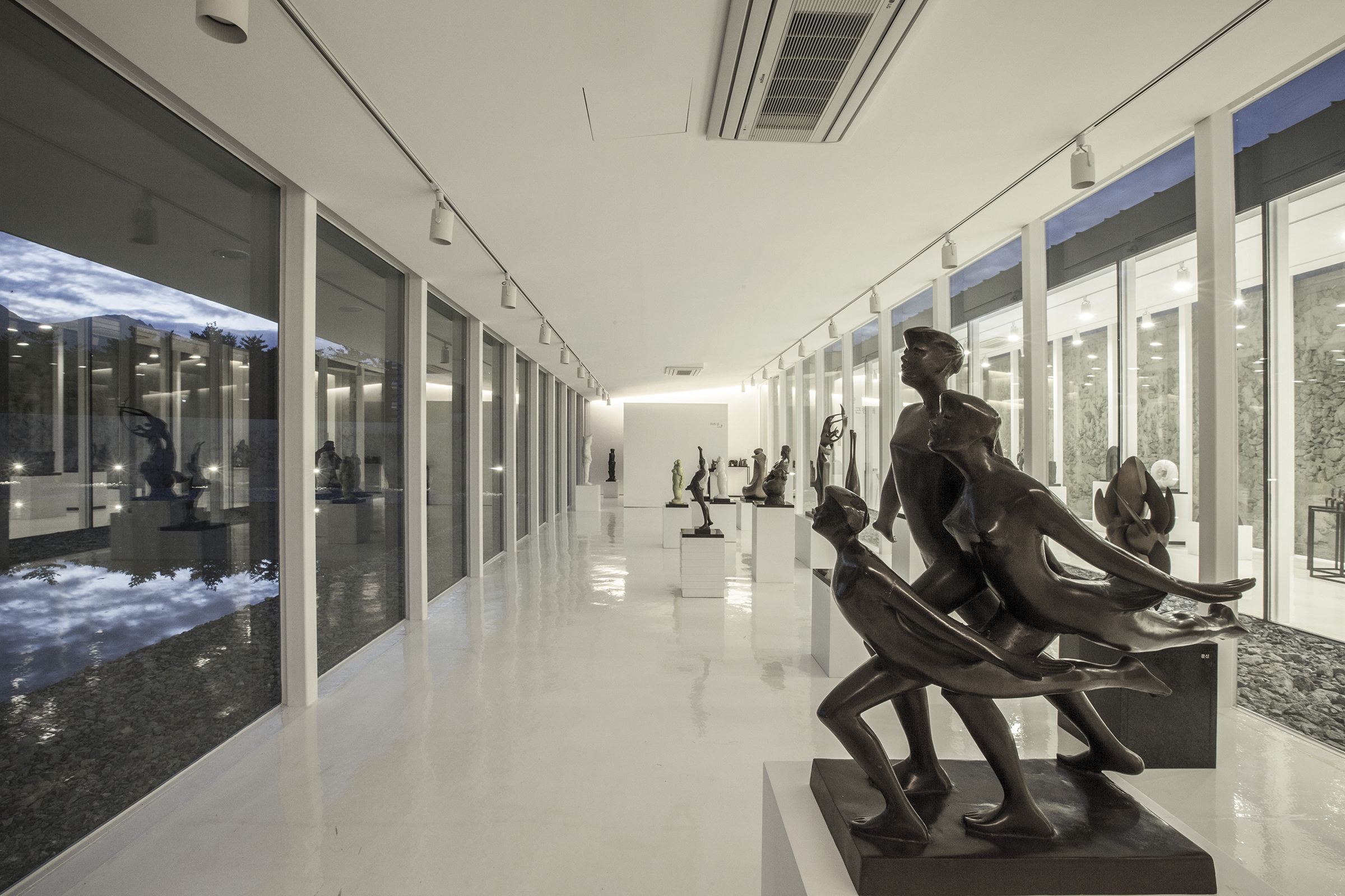 山风松韵的雕塑画廊——韩国 Bauzium 美术馆-19