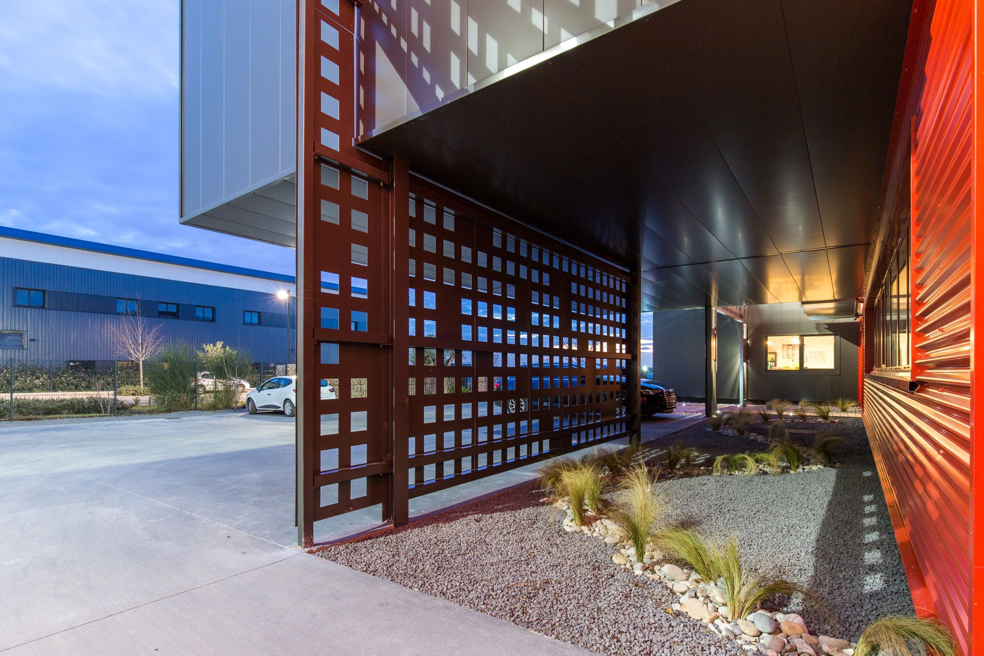 打破对称的金属网格办公楼-9