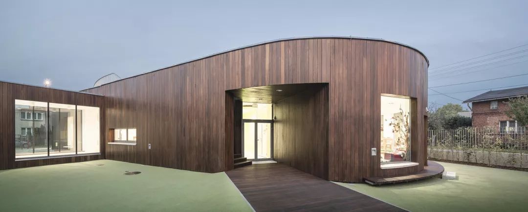 波兰幼儿园 | 犹如漂浮的小岛，鼓励孩子欢快奔跑-15