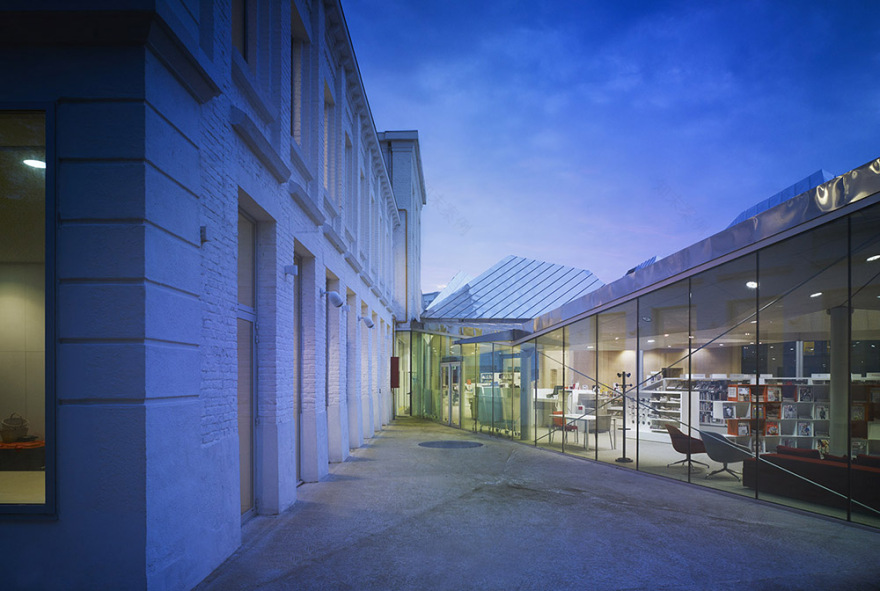 法国 La Madeleine 媒体图书馆,工业风与温暖环境的完美融合-17