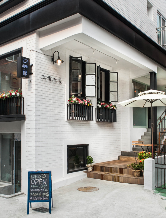 首尔弘大 10 坪小空间打造独具特色的咖啡馆-2