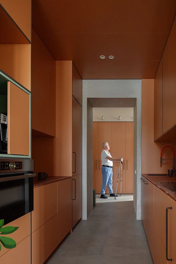 48㎡独居老人的彩色魔盒丨DVEKATI 团队-21