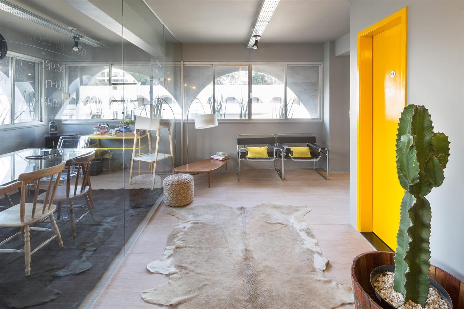 巴西 DF 办公室设计 | 打造自由灵活的美式复古风格-1