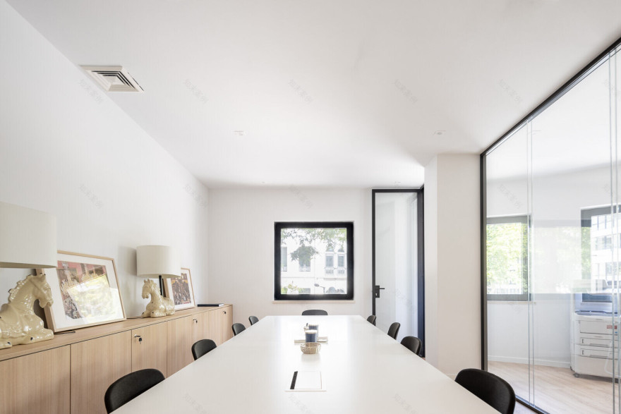 里斯本中心区的极简办公室设计-7