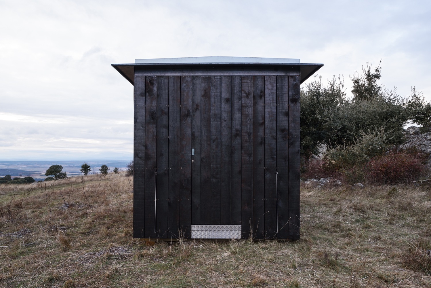 西班牙文化遗址旁的可逆式木钢展馆-53