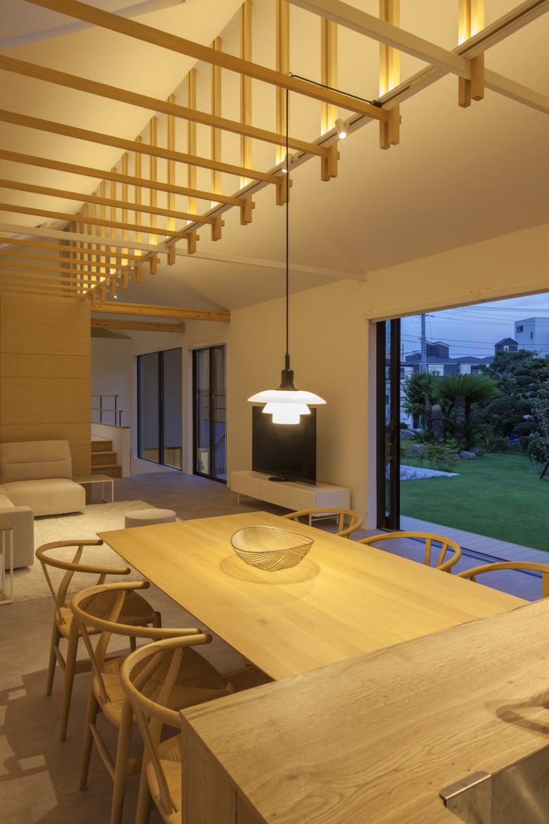 中庭を囲む切妻屋根の 2 世帯住宅丨日本神奈川丨GEN INOUE-2