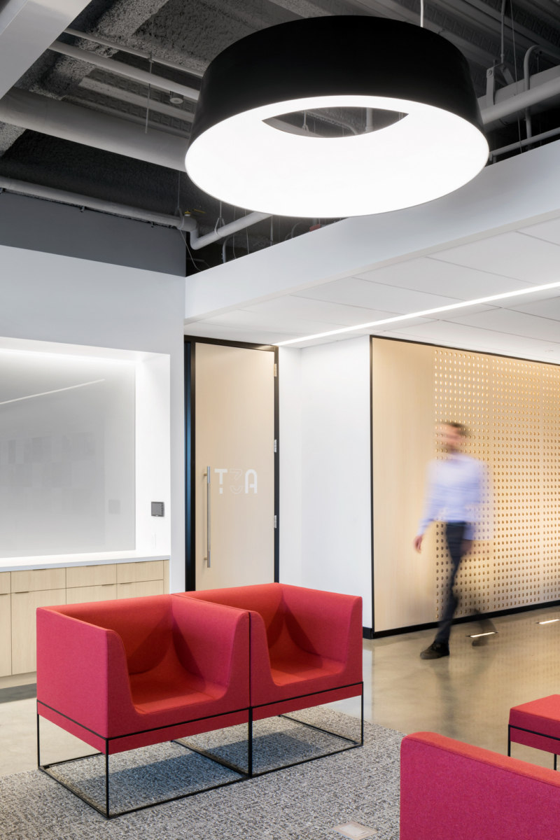 HDR 总部-- 奥马哈,现代设计美学打造混合办公空间-14