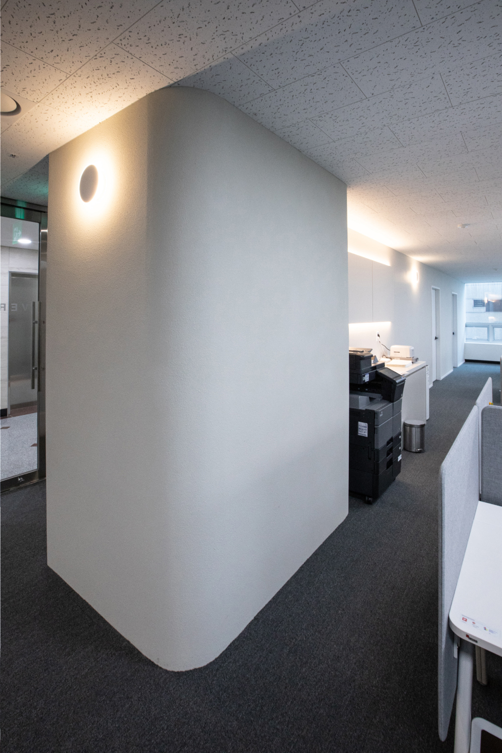 白色与木色的极简奢华 | 100 平米办公室的优雅内饰-22