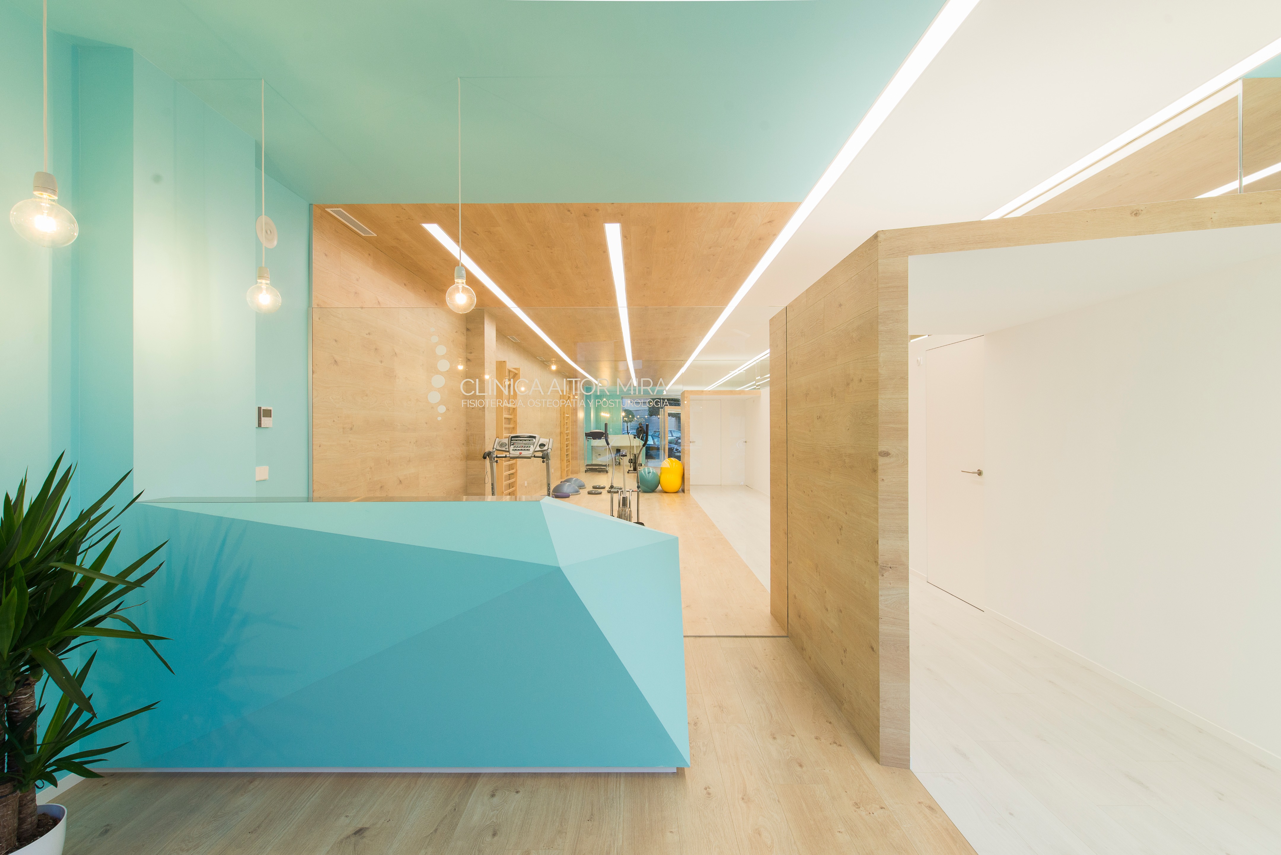 西班牙 Aitor Mira 诊所 | 自然光与木质调的舒适疗法空间-6