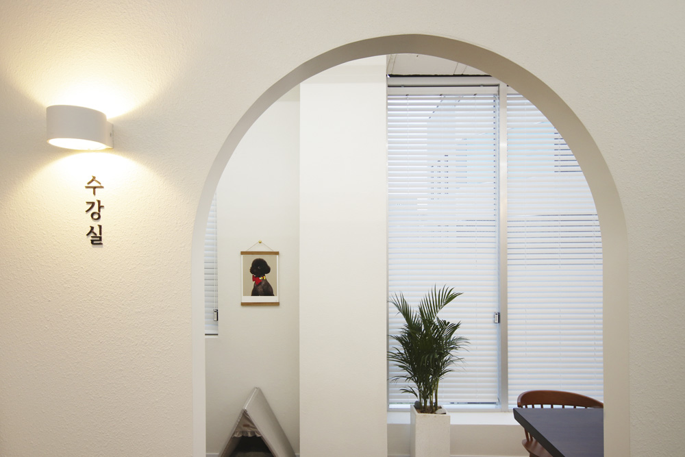 温馨韩式美容院，展现白色与木质的魅力-26