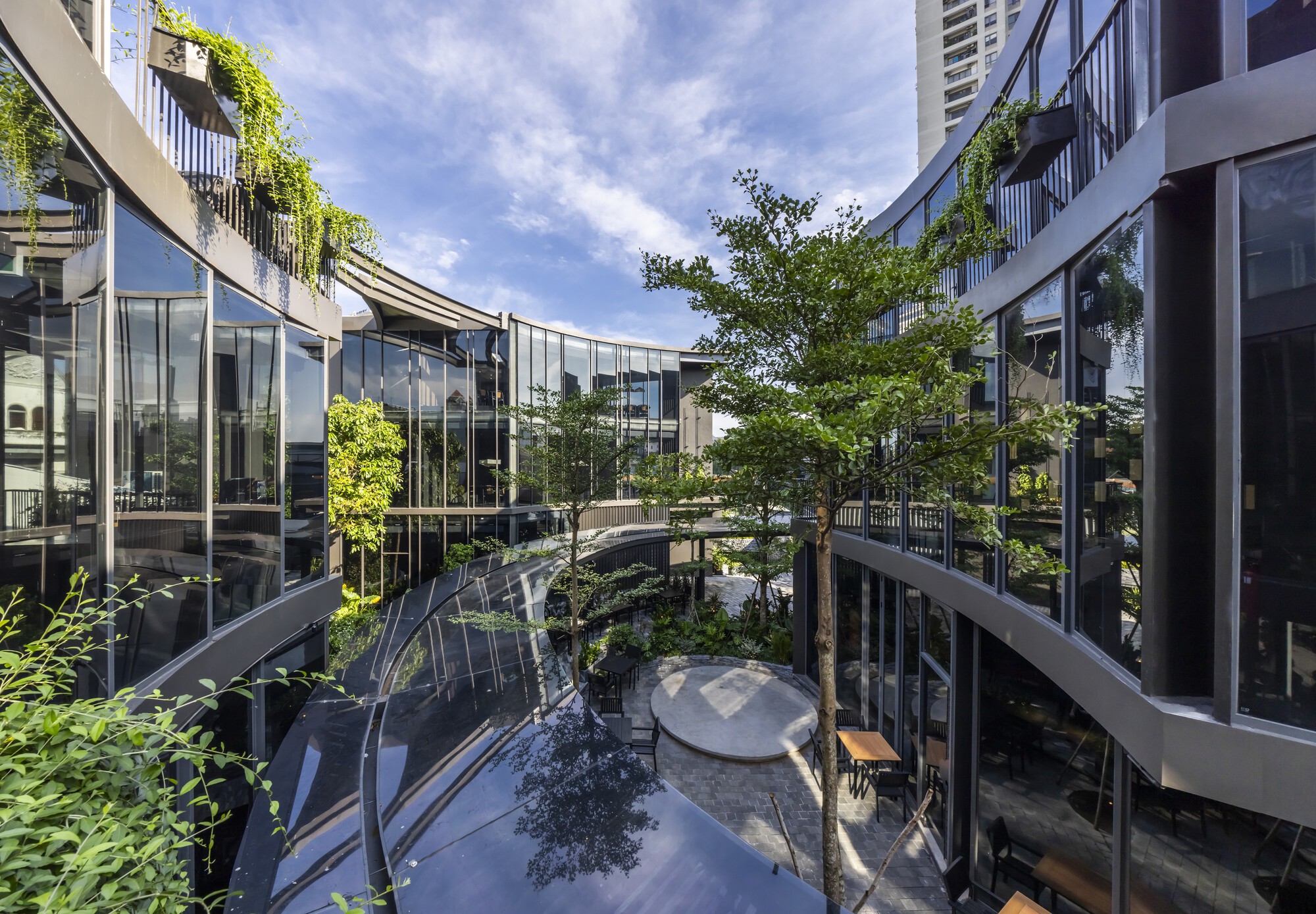 Urban Sparkle for Hokkaido Sachi Restaurant Thao Dien  / Takashi Niwa Architects-13