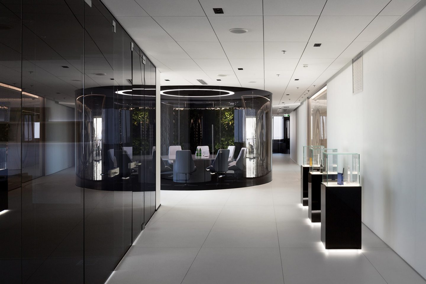 鑫伟办公室

注：鑫伟是根据拼音推测的可能人名或公司名等专有名词，如果有其他背景信息可提供更准确的翻译 丨乌克兰基辅丨MONO Architects-22