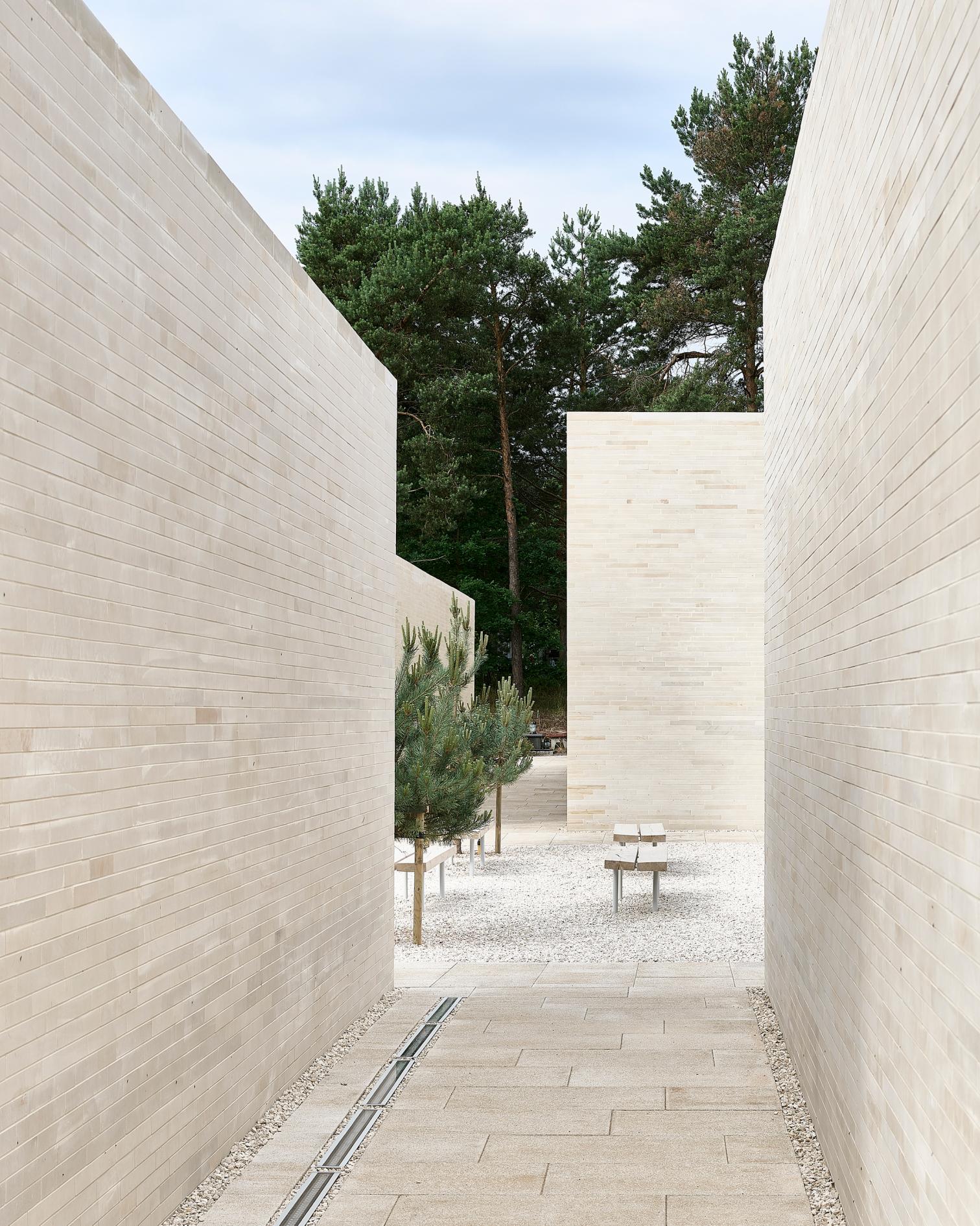 Complejo de columbarios en el cementerio municipal de Radom-19
