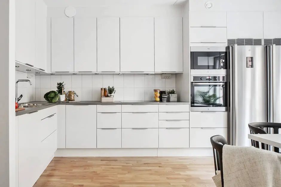 巧妙改造！衣架变客厅照片展示架-8