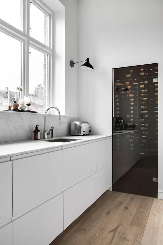 203 平米黑色经典公寓，摩洛哥地毯与潘顿椅的时尚碰撞-8