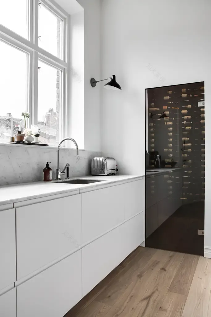 203 平米黑色经典公寓,摩洛哥地毯与潘顿椅的时尚碰撞-8