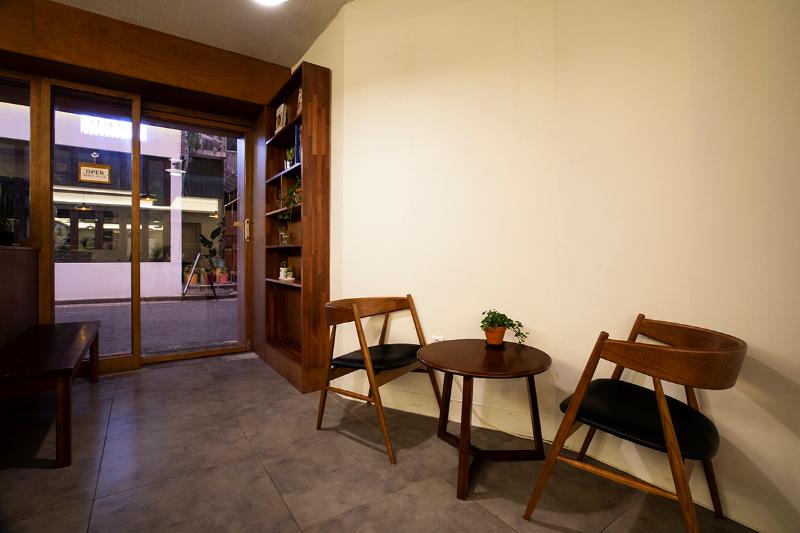 20 平米白色与木质元素打造温馨小资咖啡馆-8