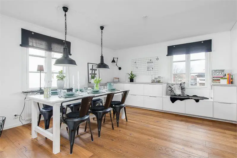 灰黑工业风厨房 | 完美融合 Tolix 钢椅与金属黑墙灯-7