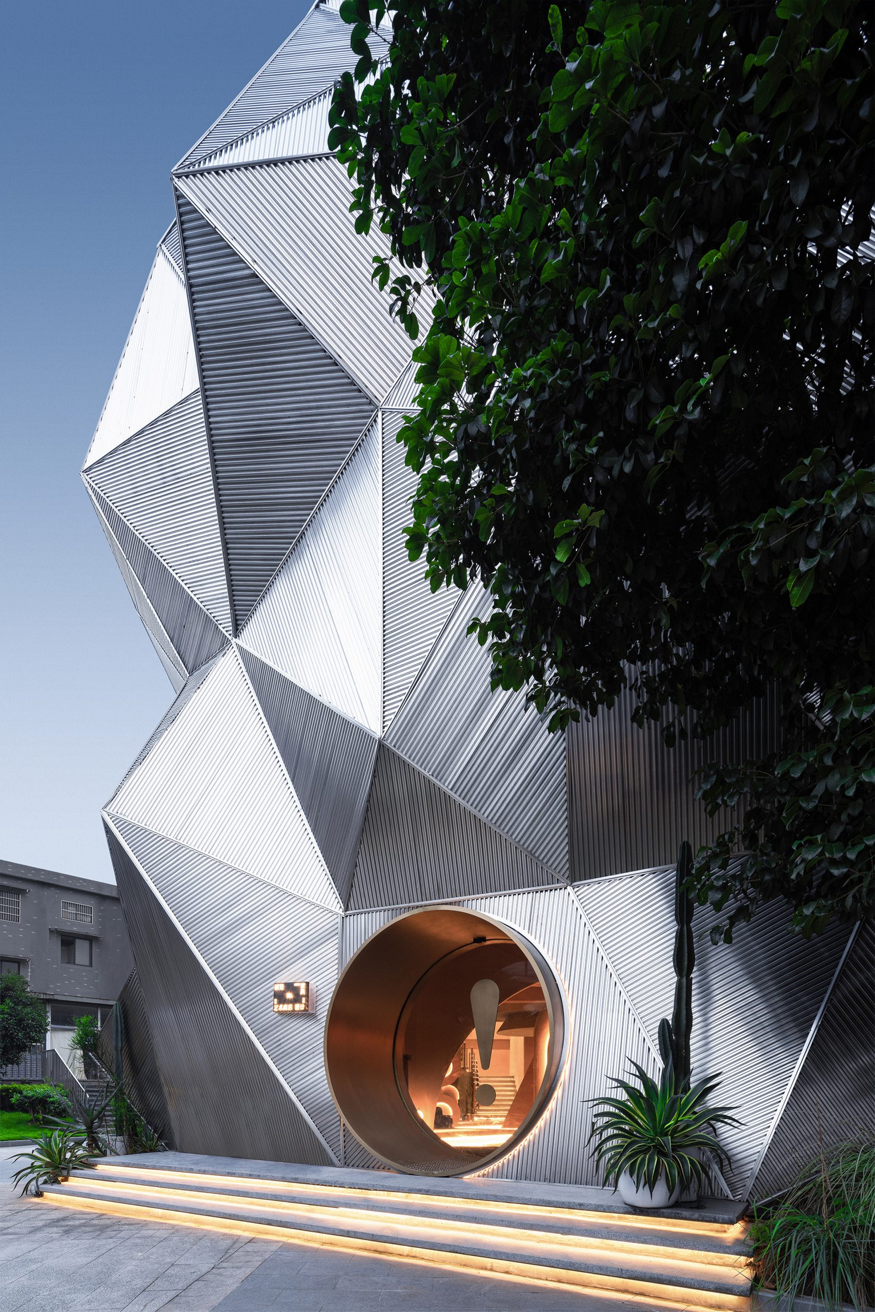 Ya Space! | 致敬 Memphis Group 的 Hangzhou 家具展示空间-3